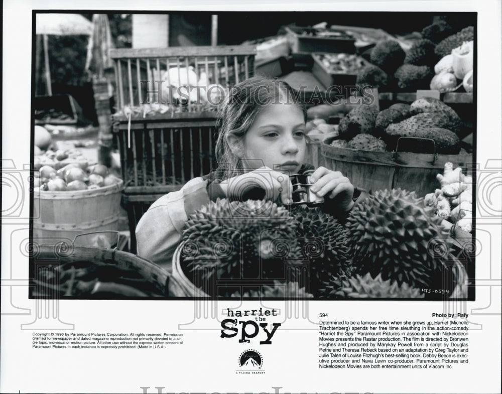 1996 Press Photo Actress Michelle Trachtenberg in "Harriet the Spy" Film - Historic Images