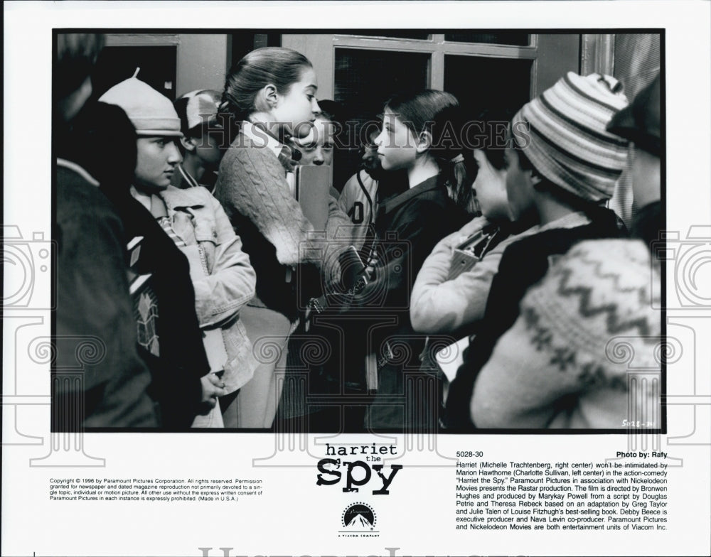 1996 Press Photo Michelle Trachtenberg, Charlotte Sullivan in "Harriet the Spy" - Historic Images