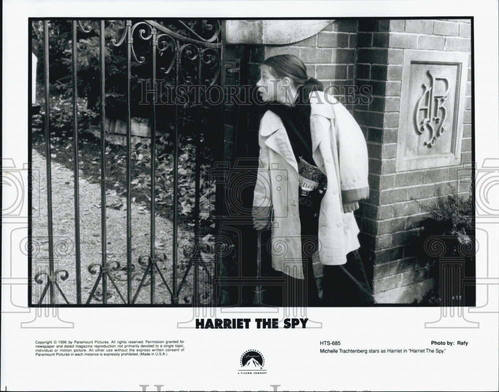 1996 Press Photo Actress Michelle Trachtenberg in "Harriet the Spy" Film - Historic Images