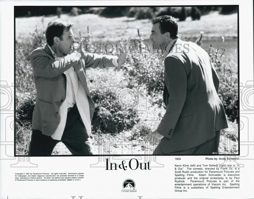 1997 Press Photo Kevin Kline and Tom Selleck in a scene from &quot;In &amp; Out&quot; - Historic Images