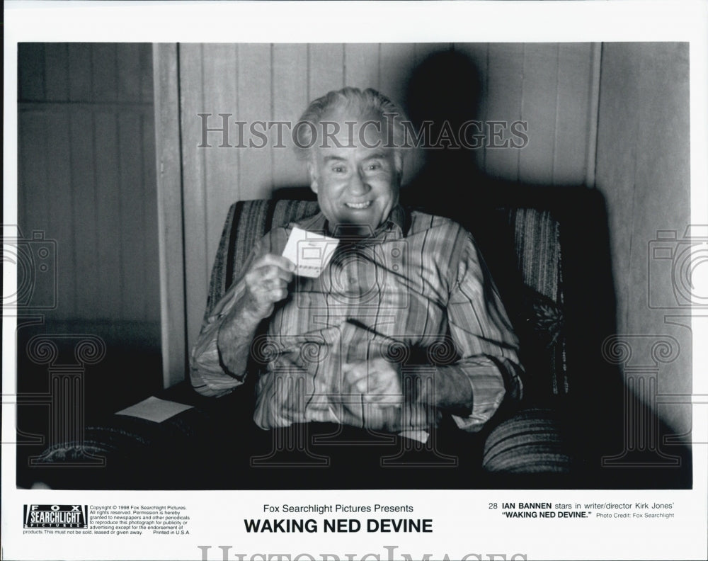 1998 Press Photo Actor Ian Bannen In Comedy Film &quot;Waking Ned Devine&quot; - Historic Images