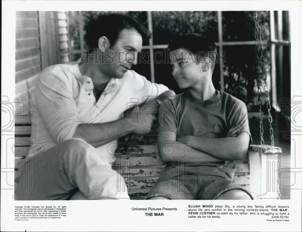 1994 Press Photo Actors Elijah Wood And Kevin Costner In Drama Film "The War" - Historic Images