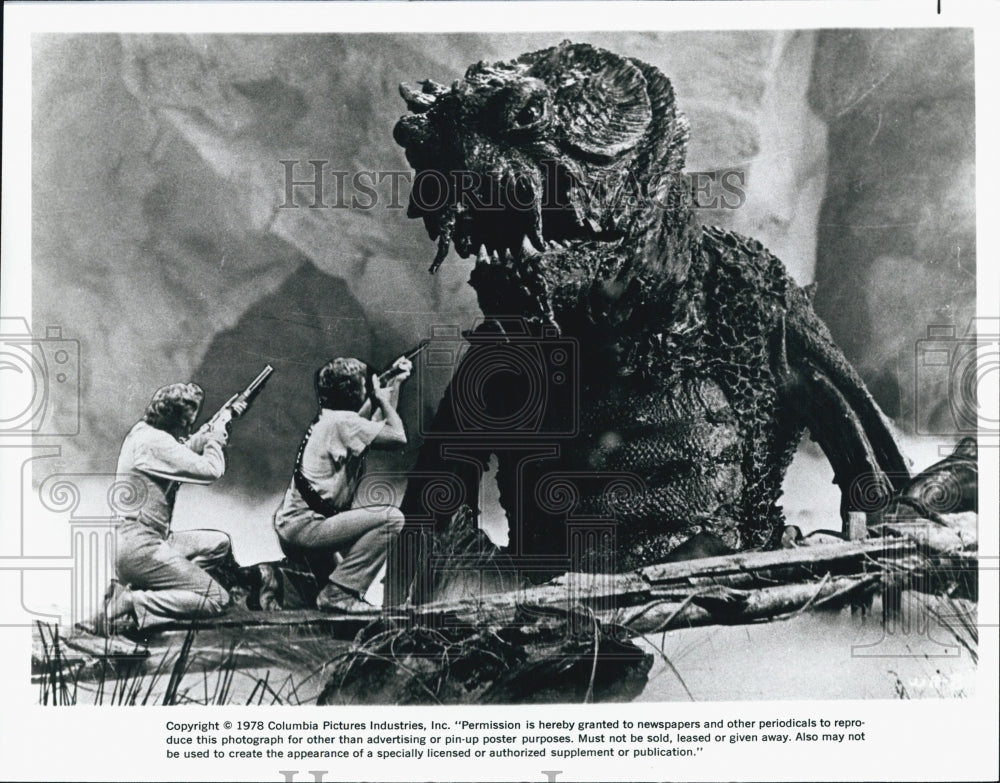 1978 Press Photo A Columbia Pictures film on a boat at sea with giant octopus - Historic Images