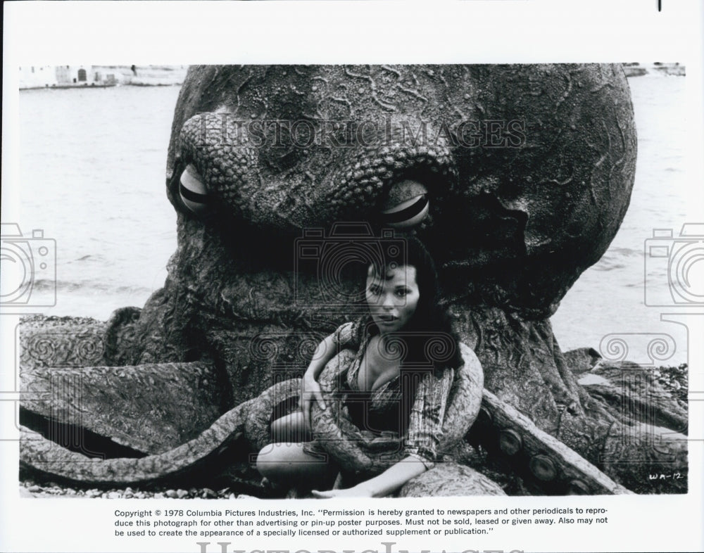 1978 Press Photo An actress &amp; a giant octopus in a Columbia Picture film - Historic Images