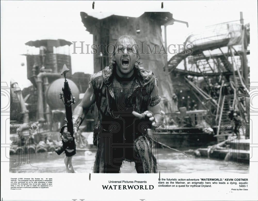 1995 Press Photo Actor Kevin Costner Stars In Science Fiction Film &quot;Waterworld&quot; - Historic Images