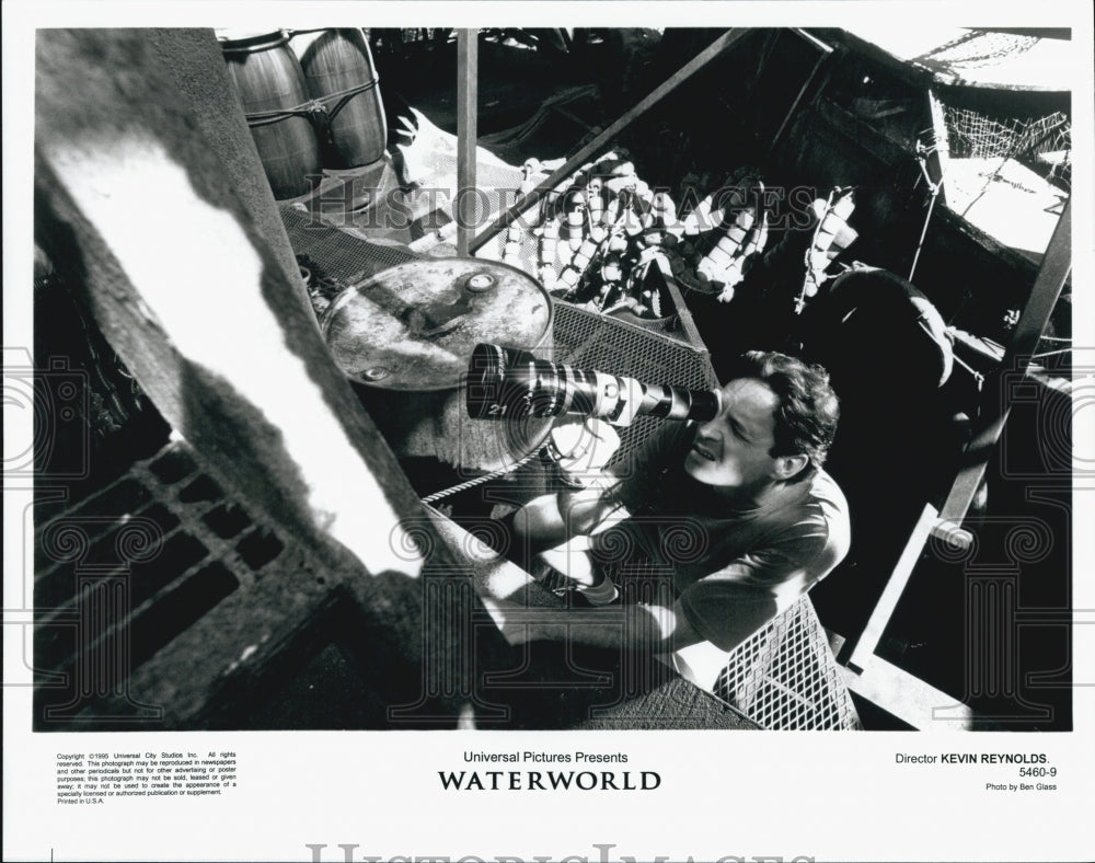 1995 Press Photo Scene From Science Fiction Film "Waterworld" Kevin Costner - Historic Images