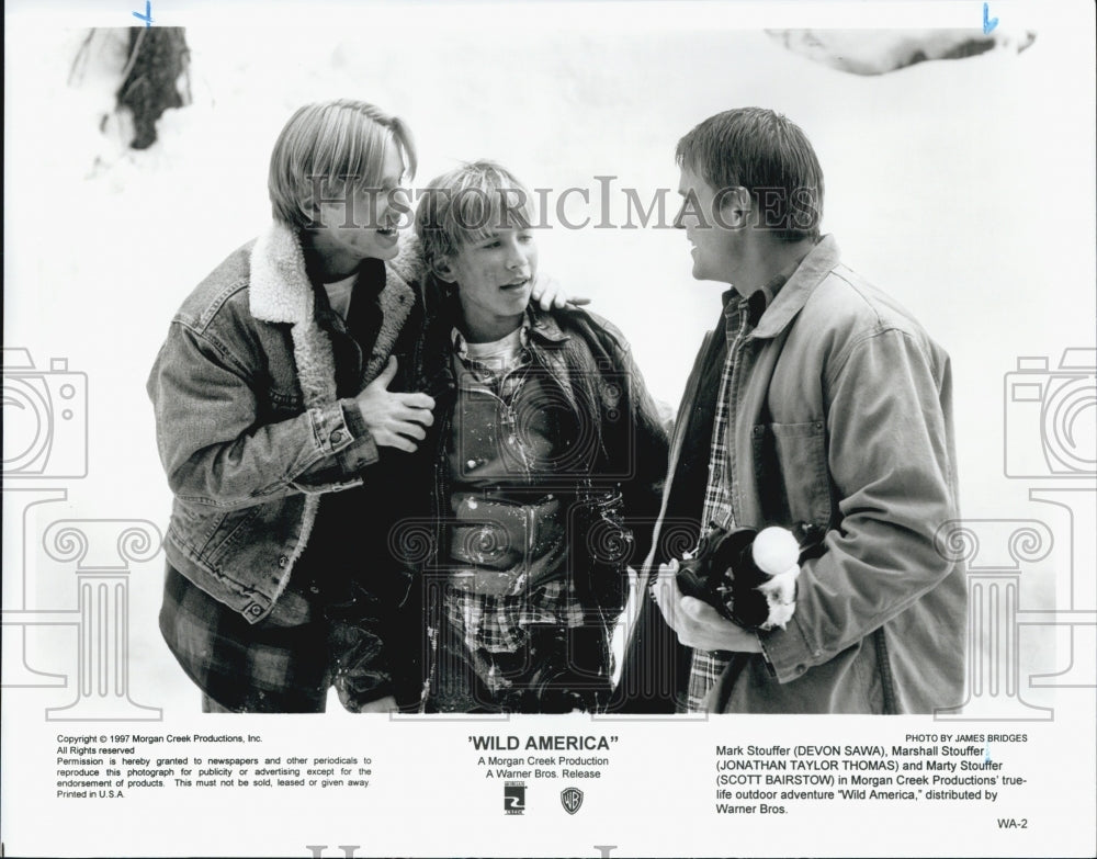 1997 Press Photo Actors Devon Sawa And Jonathan Taylor Thomas In "Wild America" - Historic Images