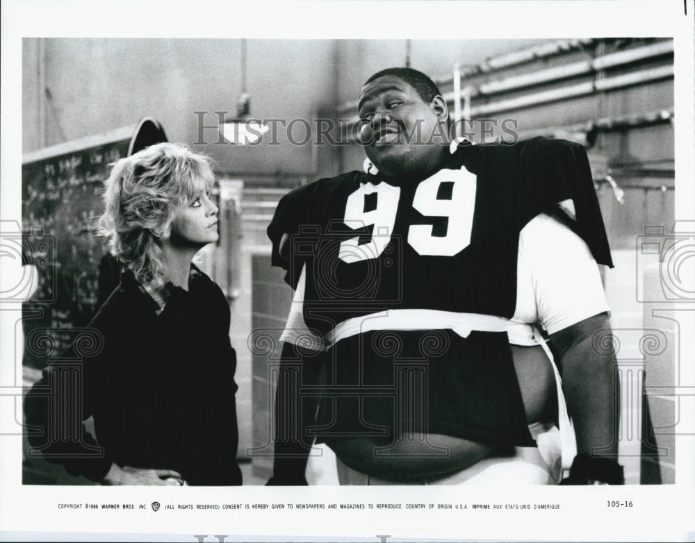 1986 Press Photo Goldie Hawn and a football player - Historic Images