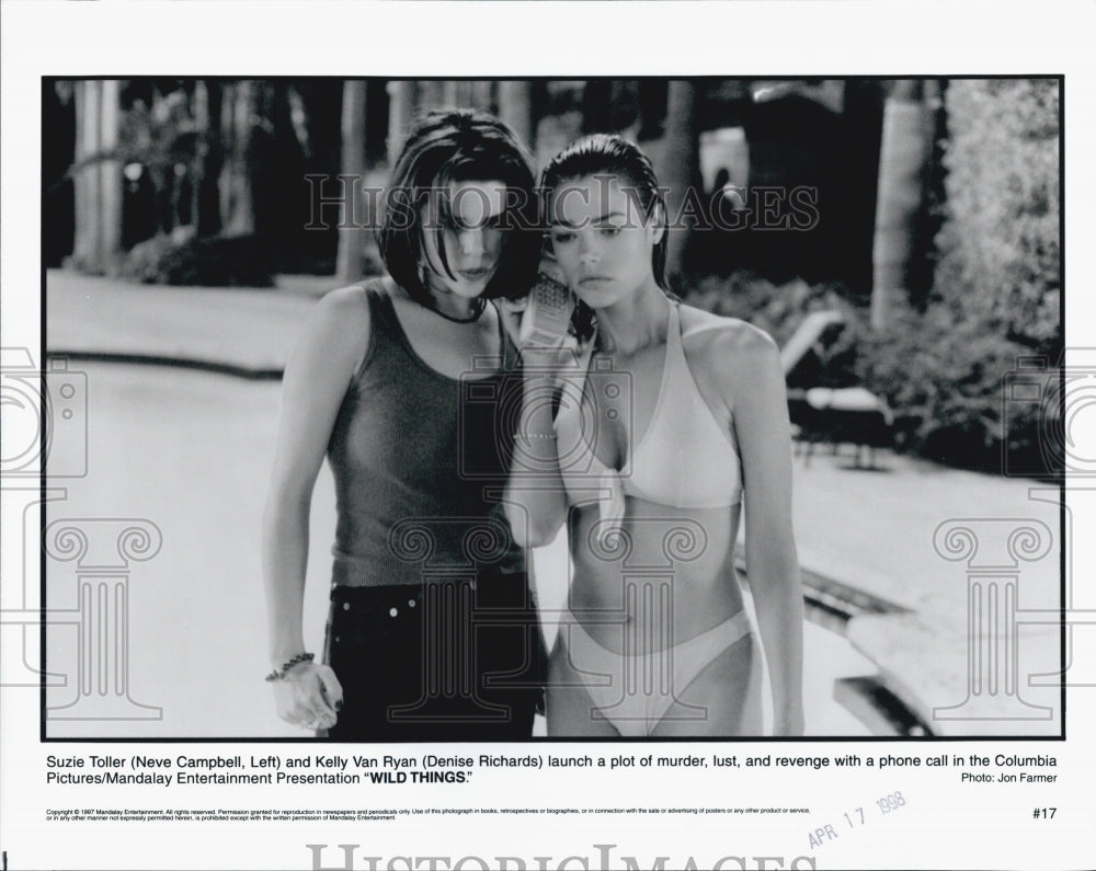 1998 Press Photo Neve Campbell, Denise Richards "Wild Things" - Historic Images