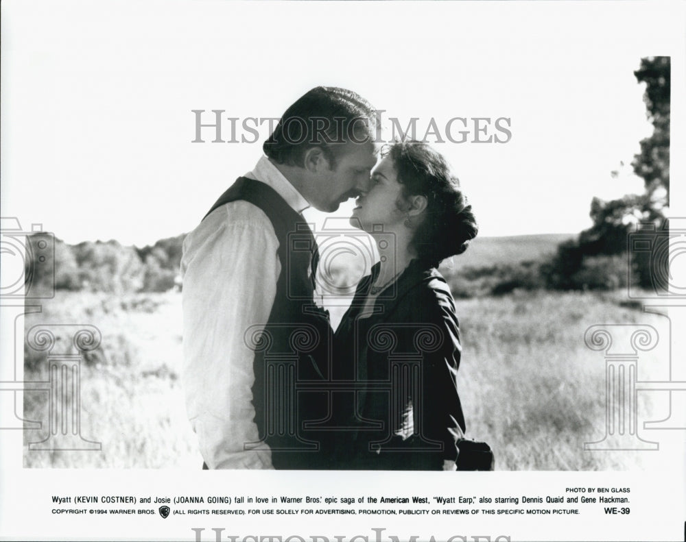 1994 Press Photo Actor Kevin Costner, Joanna Going in "Wyatt Earp" - DFPG80559 - Historic Images