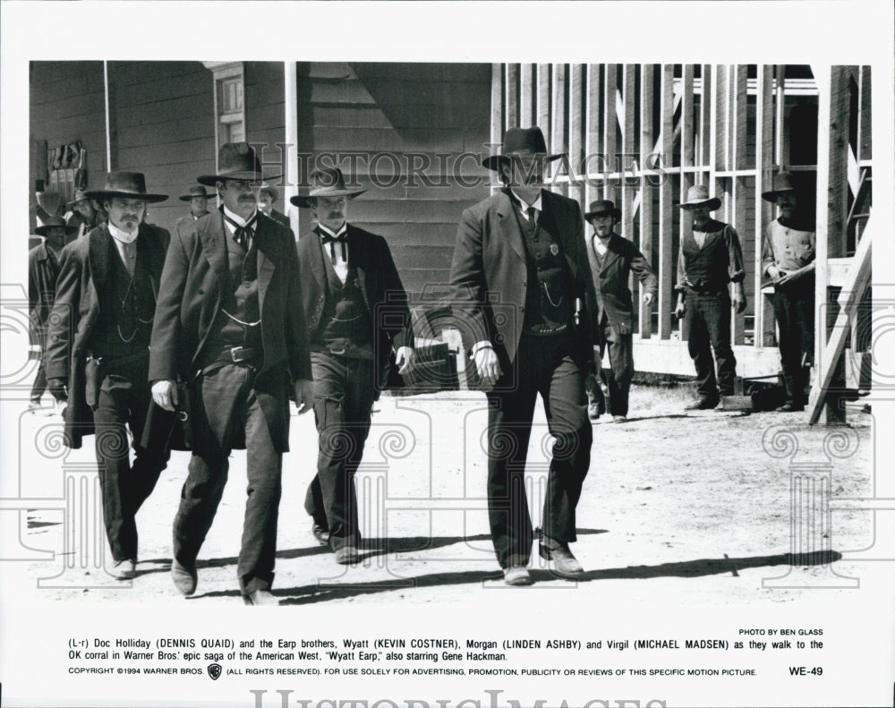 1994 Press Photo  &quot;Wyatt Earp&quot; Randy Quaid, Kevin Costner,Linden Ashby - Historic Images