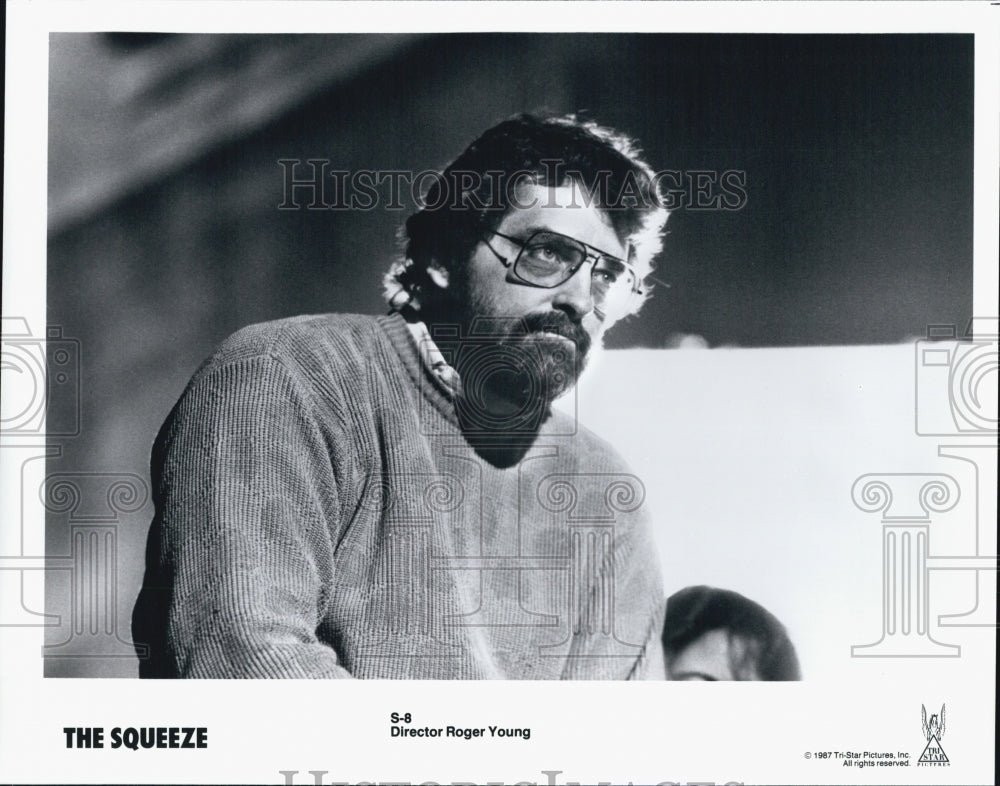 1987 Press Photo Director Roger Young on &quot;The Squeeze&quot; Film Set - DFPG80673 - Historic Images