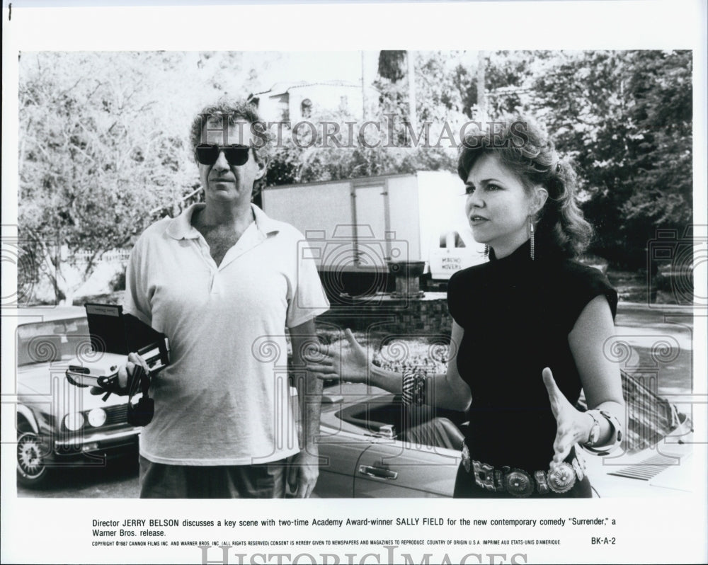 1987 Press Photo Director Jerry Belson, Sally Field on "Surrender" Film Set - Historic Images