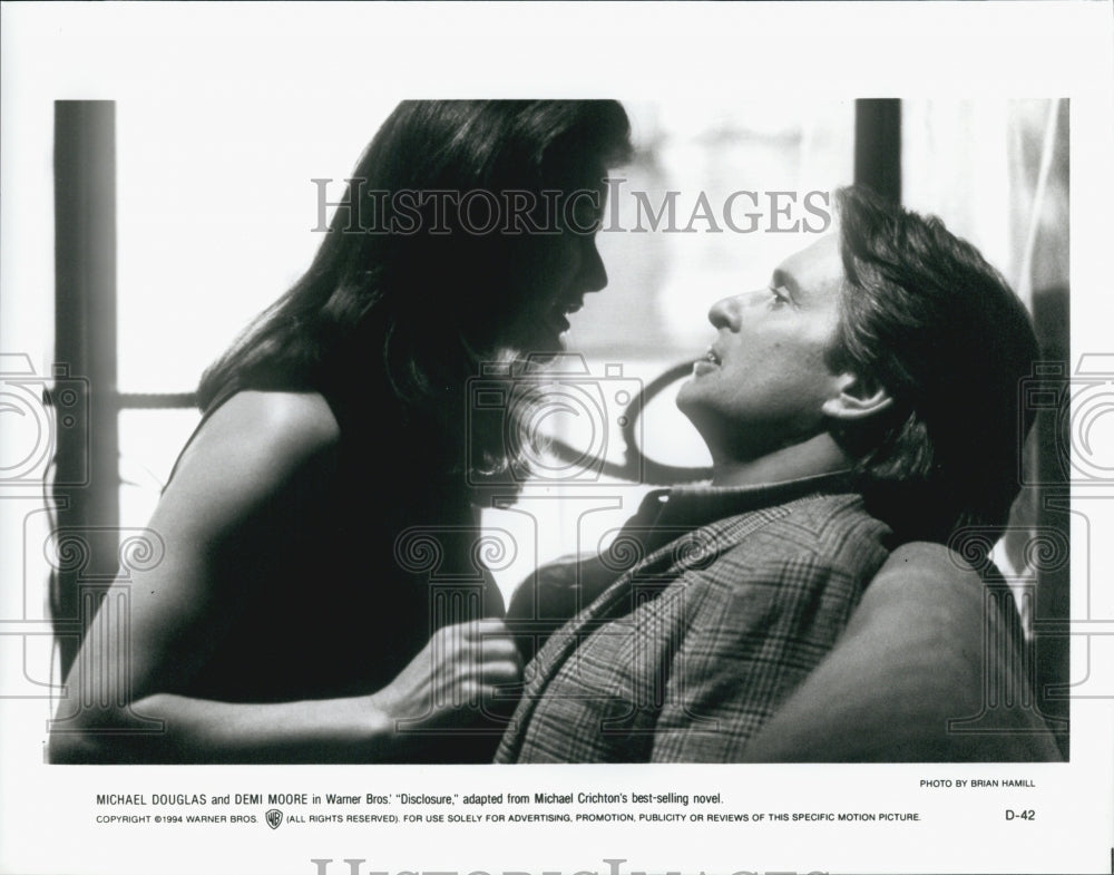 1994 Press Photo &quot;Disclousure&quot; Michael Douglas &amp; Demi Moore - Historic Images