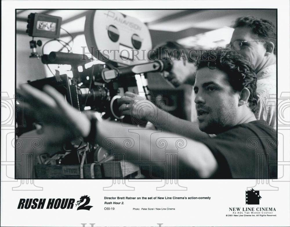 2001 Press Photo &quot;Rush Hour 2&quot;  Director, Brett Ratner on set - Historic Images