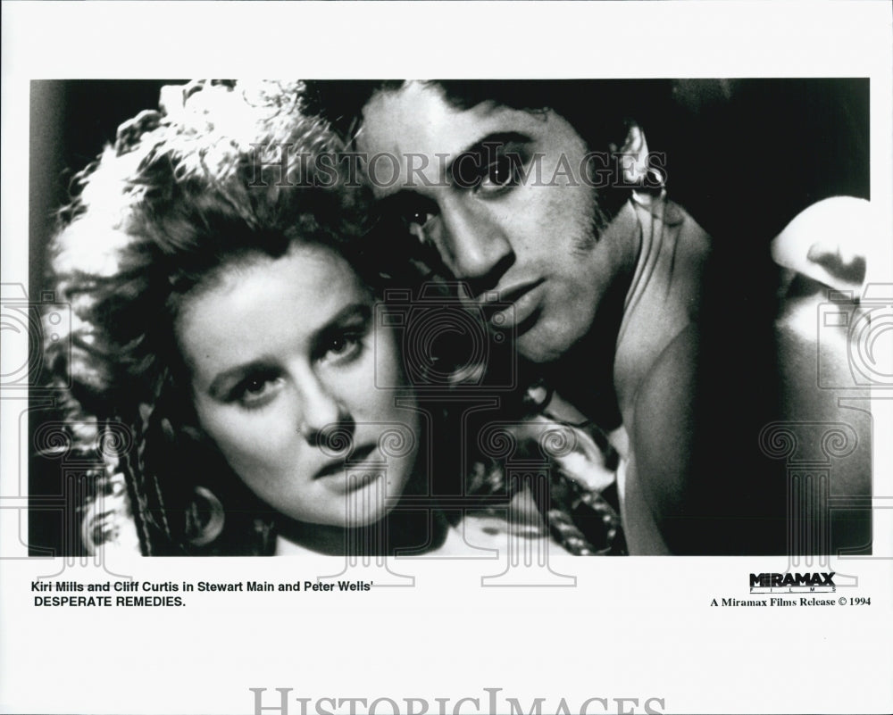 1994 Press Photo Actors Kiri Mills And Cliff Curtis In Film "Desperate Remedies" - Historic Images