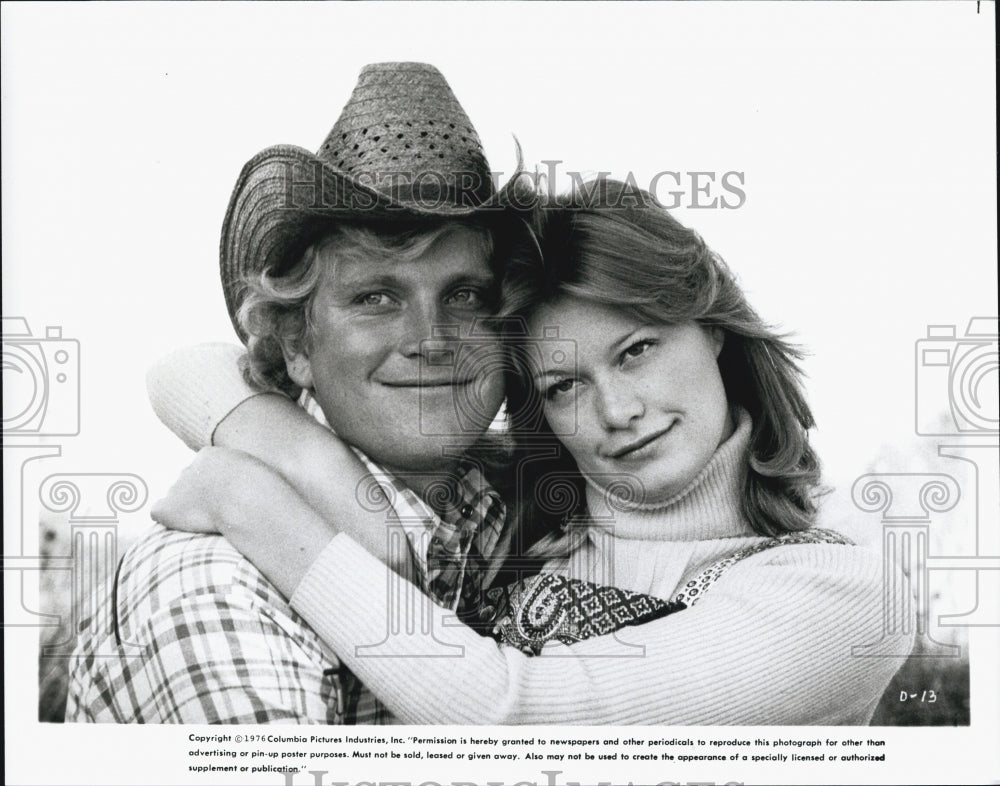 1976 Press Photo Actors posing for photo - Historic Images