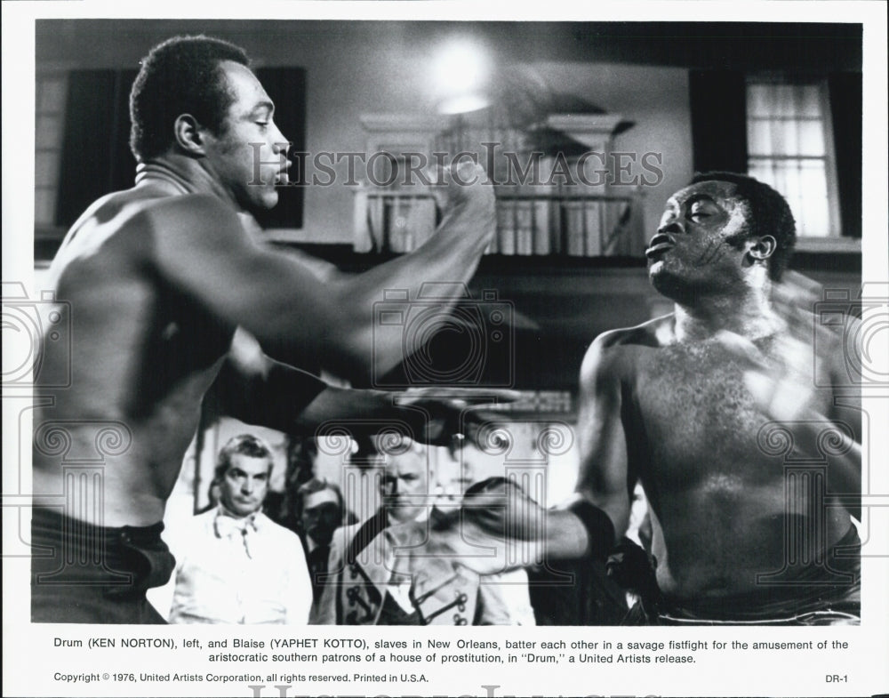 1976 Press Photo Ken Norton &amp; Yaphet Kotto Star In Drum - DFPG83475 - Historic Images