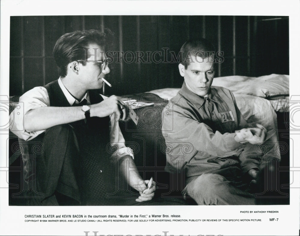 1994 Press Photo Christian Slater and Kevin Bacon in "Murder in the First" - Historic Images