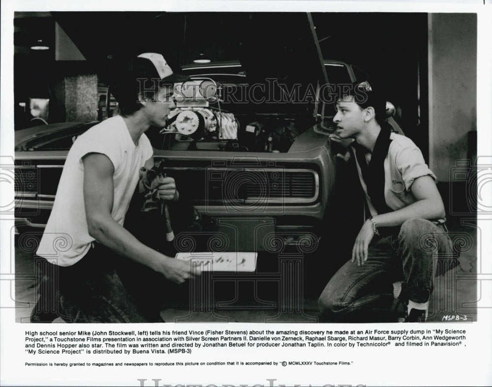 1985 Press Photo John Stockwell And Fisher Stevens Star In "My Science Project" - Historic Images
