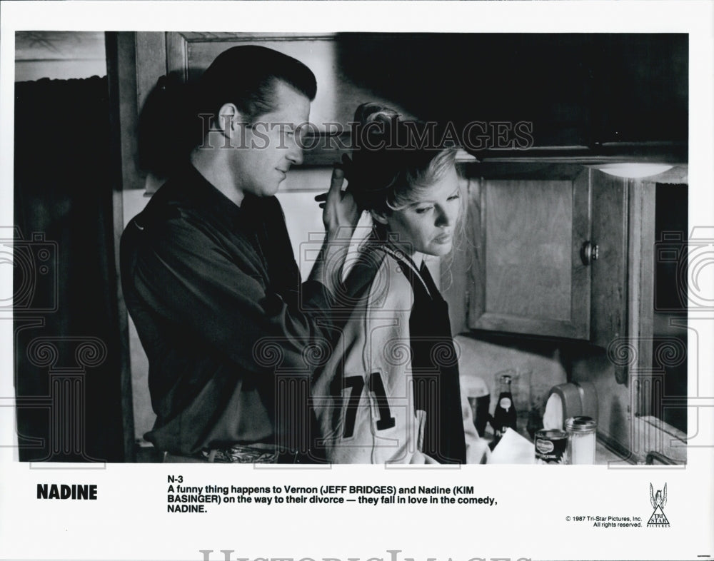 1987 Press Photo Jeff Bridges and Kim Basinger in &quot;Nadine&quot; - Historic Images