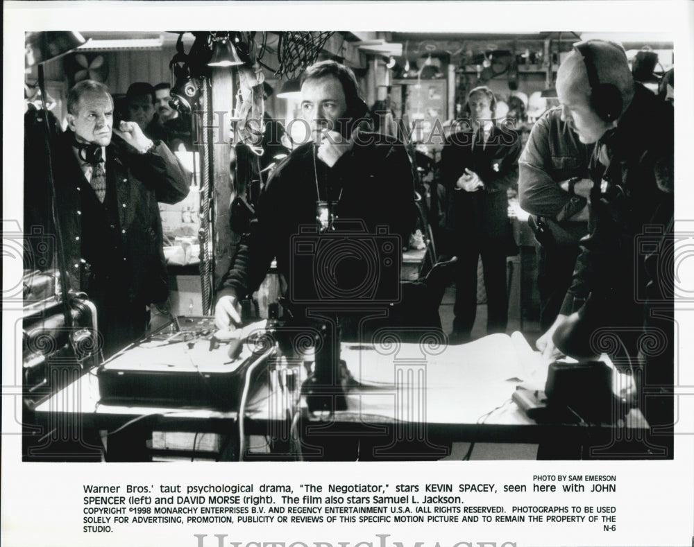 1998 Press Photo Kevin Spacey & John Spencer in "The Negotiator" - Historic Images