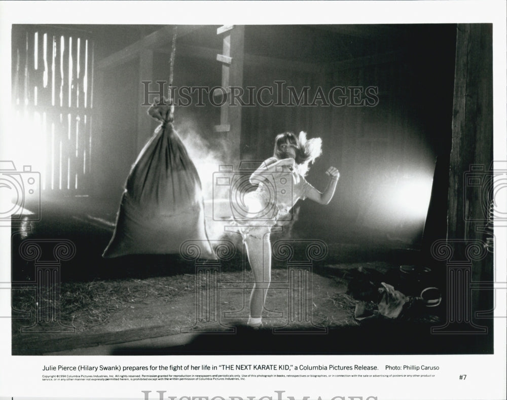 1994 Press Photo Actress Hilary Swank Starring In Action Film "Next Of Kin" - Historic Images