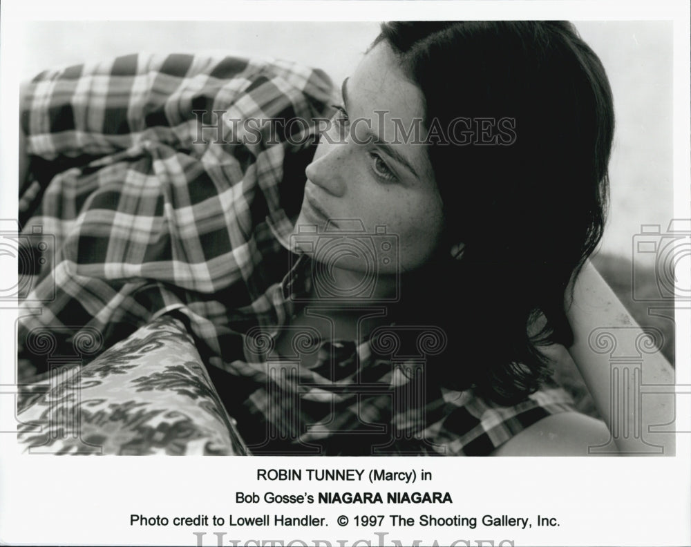 1997 Press Photo Robin Tunney in "Niagara Niagara" - Historic Images