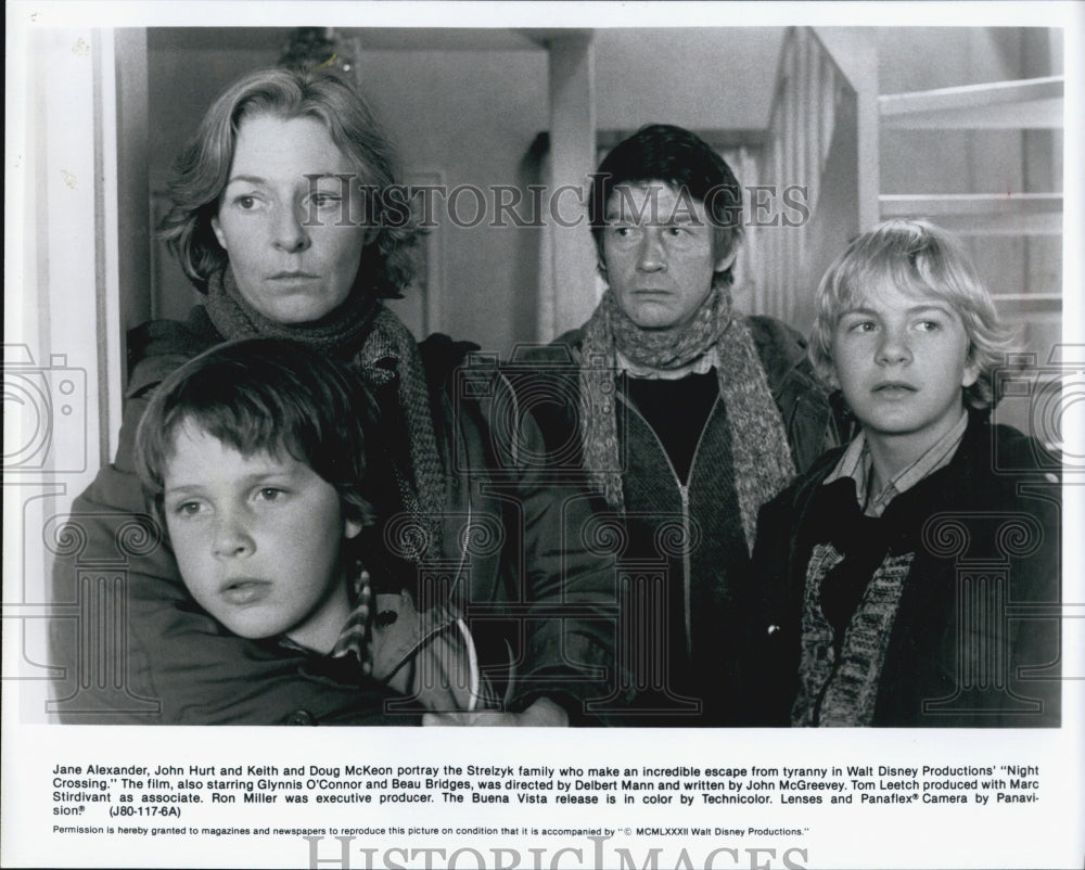 1982 Press Photo Jane Alexander John Hurt and Doug McKeon in "Night Crossing" - Historic Images
