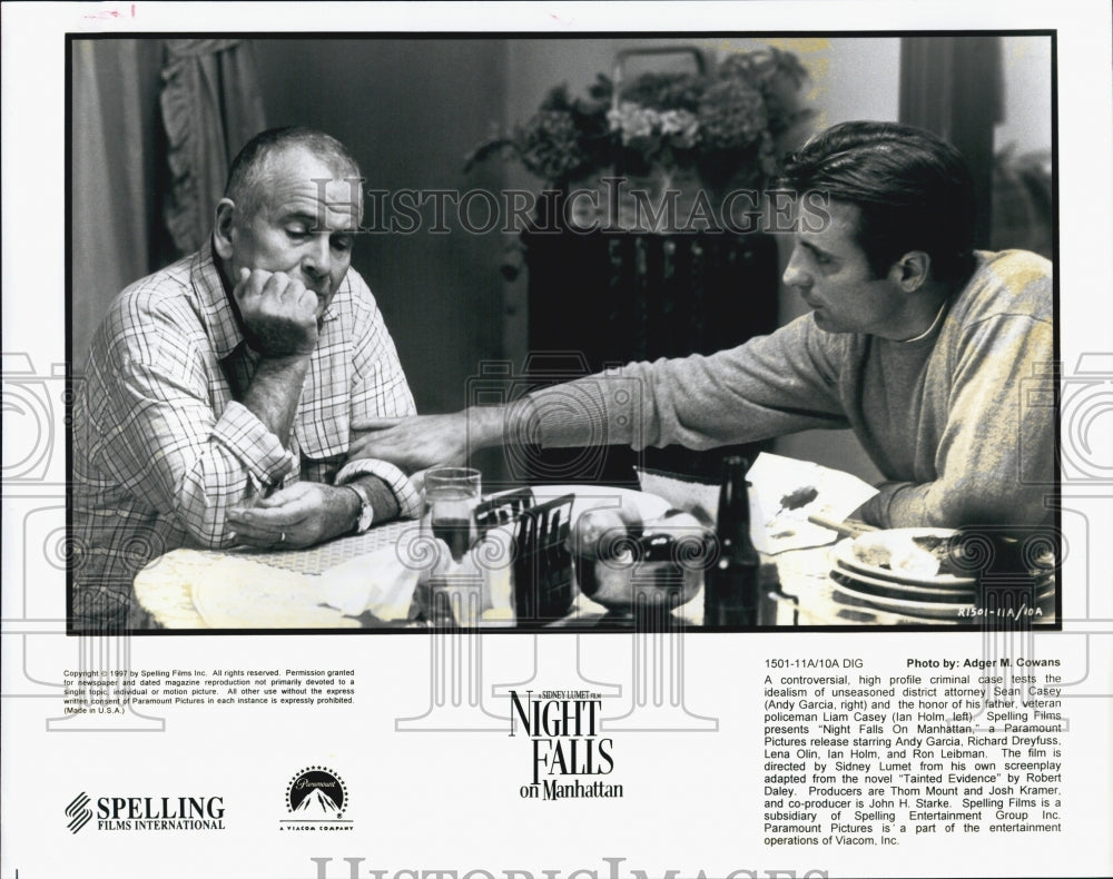 1997 Press Photo Andy Garcia, Ian Holm &quot;Night Falls on Manhattan&quot; - Historic Images