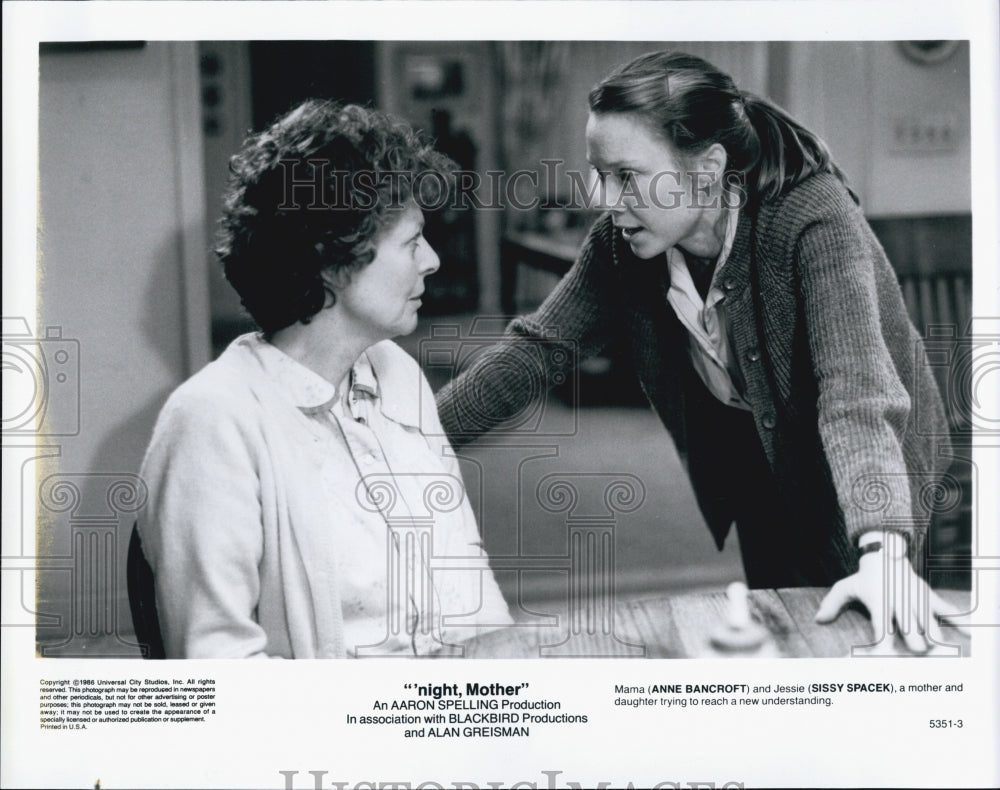 1986 Press Photo Anne Bancroft and Sissy Spacek in "'Night, Mother" - Historic Images