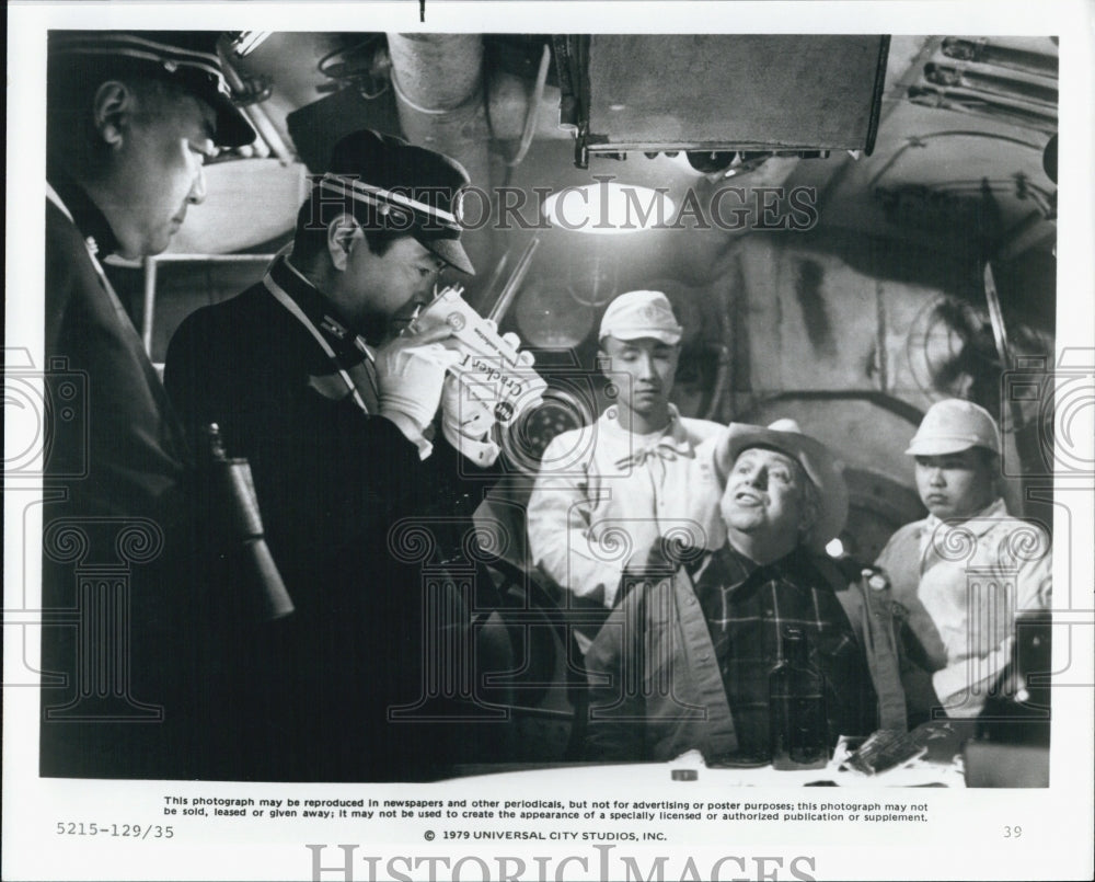 1979 Press Photo Toshiro Mifune and Slim Pickens in &quot;1941&quot; - Historic Images