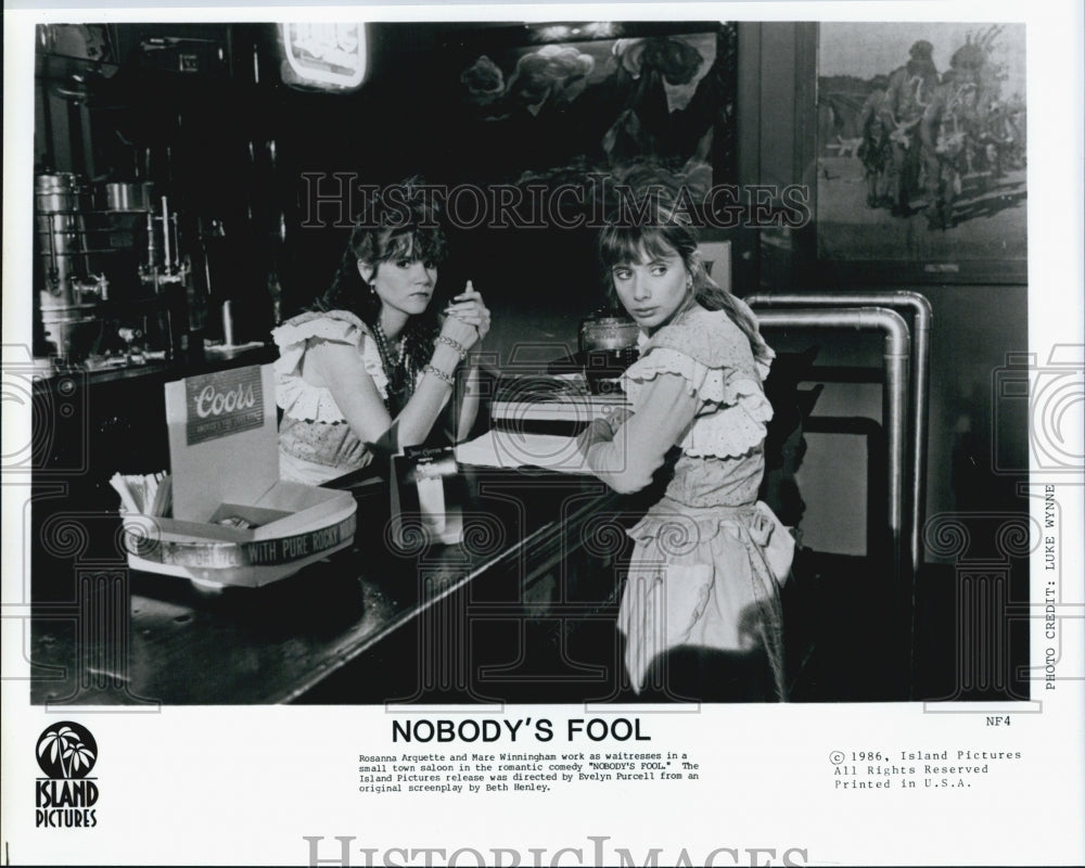 1986 Press Photo Rosanna Arquette and Mare Winningham in "Nobody's Fool" - Historic Images