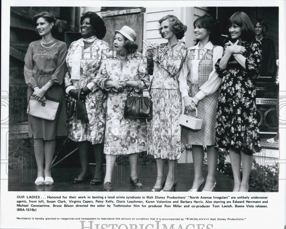 1988 Press Photo Susan Clark and Cloris Leachman in "North Avenue Irregulars" - Historic Images
