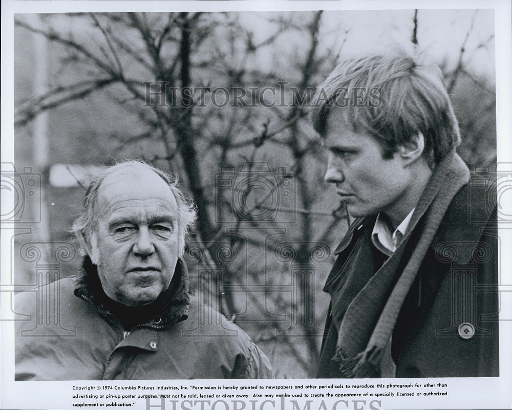 1974 Press Photo Jon Voight and Ronald Neame in &quot;The Odessa File&quot; - Historic Images