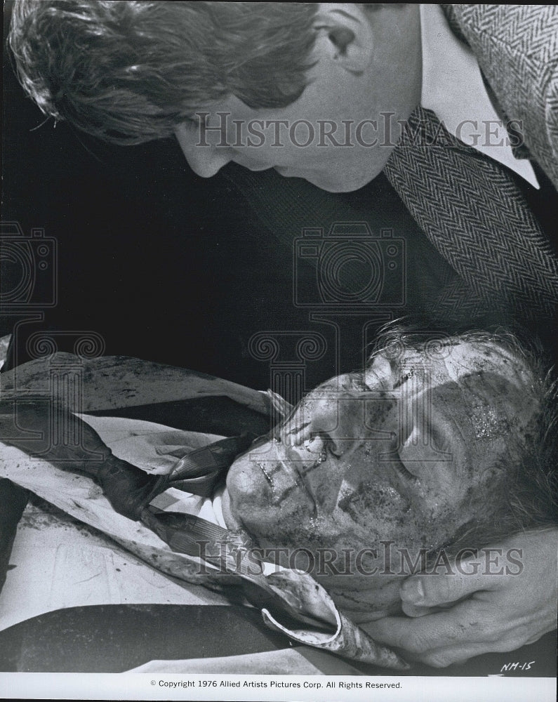 1976 Press Photo Man Holds Dying Man in Scene From Film - Historic Images