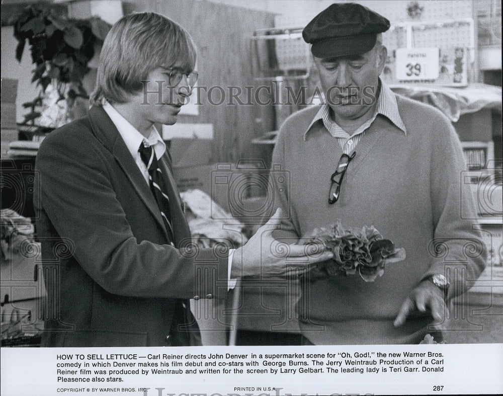 1977 Press Photo Carl Reiner and John Denver in "Oh, God!" - Historic Images