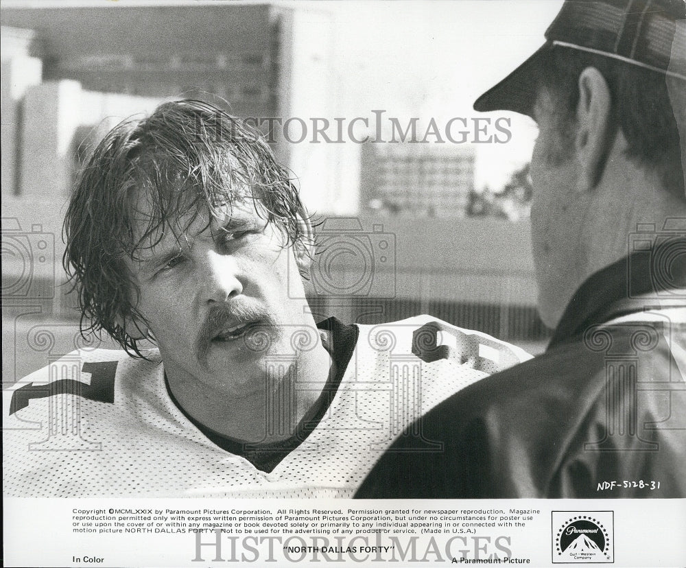 1979 Press Photo Nick Nolte and G.D. Spradlin in &quot;North Dallas Forty&quot; - Historic Images