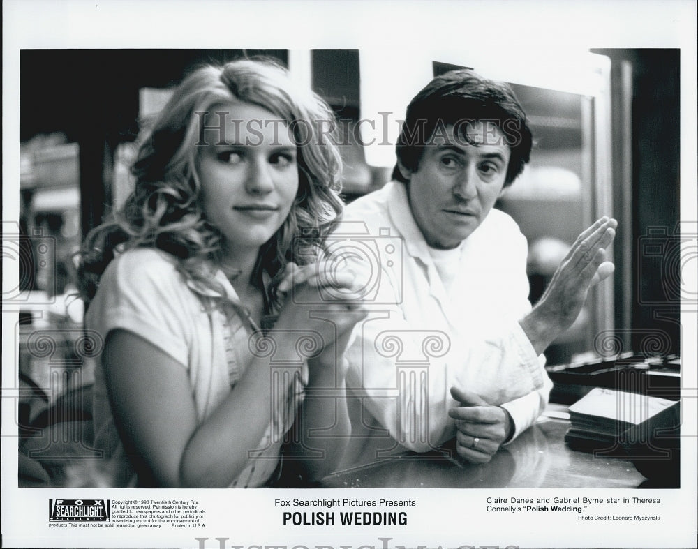 1998 Press Photo Claire Danes, Gabriel Byrne &quot;Polish Wedding&quot; - Historic Images