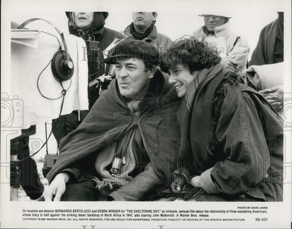 1990 Press Photo Bernardo Bertolucci And Debra Winger In "The Sheltering Sky" - Historic Images