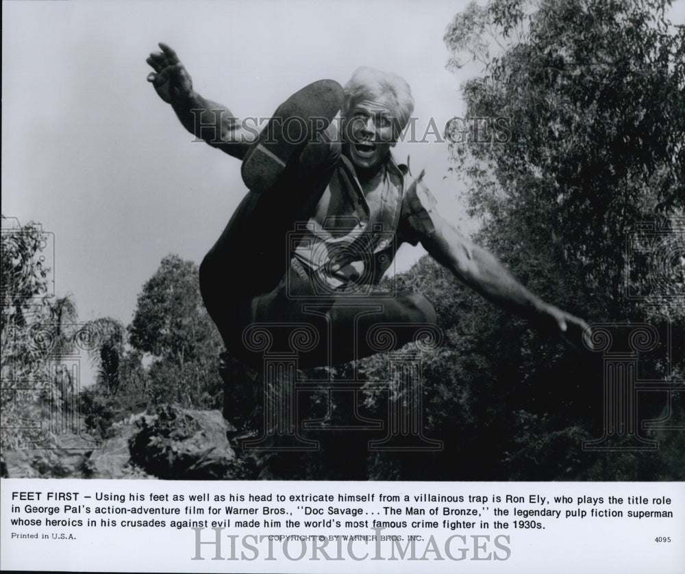 1975 Press Photo Actor Ron Ely In Action Film "Doc Savage: The Man of Bronze" - Historic Images