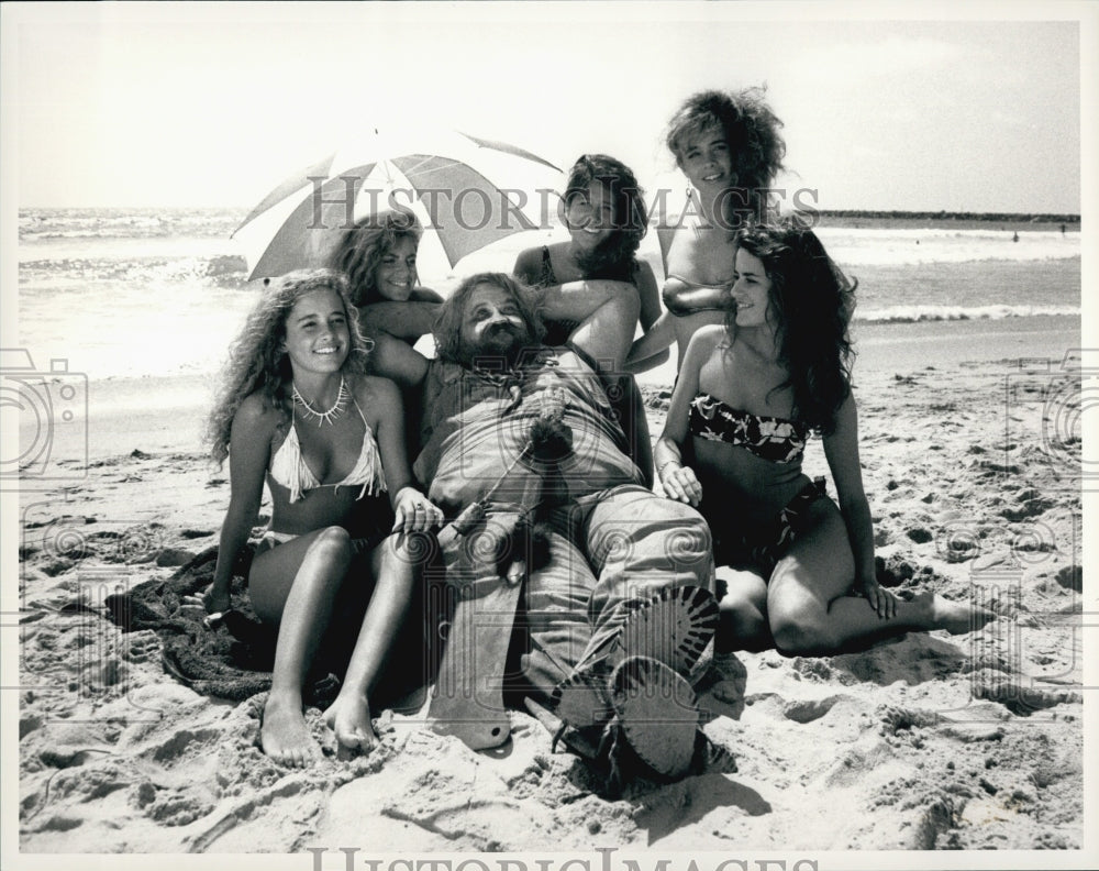 Press Photo Actor with Beard and Overalls on Beach with 5 Beautiful Girls - Historic Images