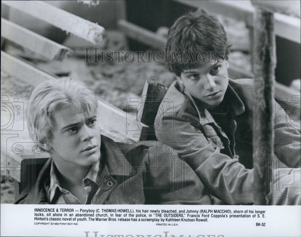 1982 Press Photo C. Thomas Howell, Ralph Macchio "The Outsiders" - Historic Images