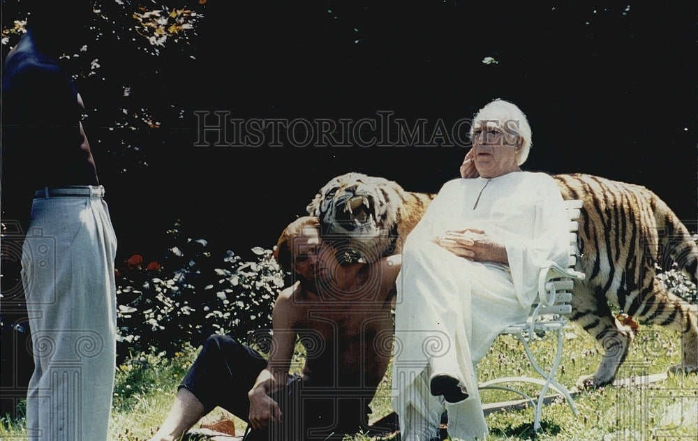 1996 Press Photo Anthony Quinn, John Wojda &quot;Seven Servants&quot; - Historic Images