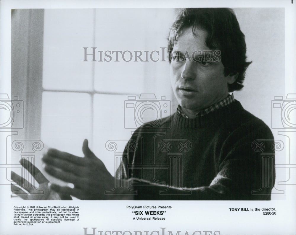 1982 Press Photo Director Tony Bill On Set Of Drama Film "Six Weeks" - Historic Images