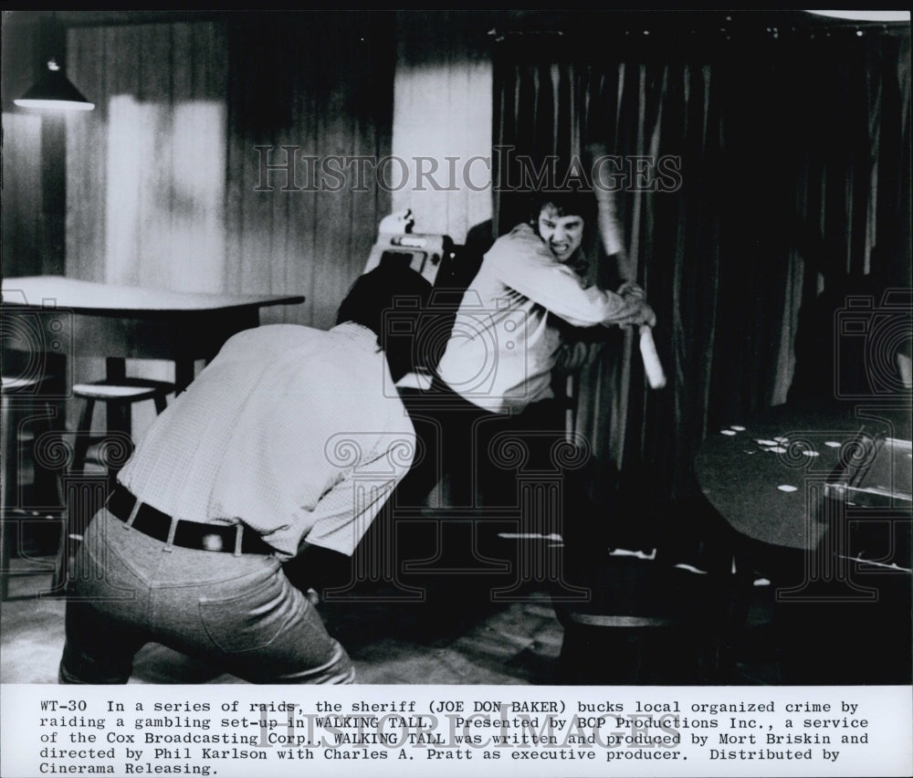1973 Press Photo Actor Joe Don Baker Starring In Action Film "Walking Tall" - Historic Images