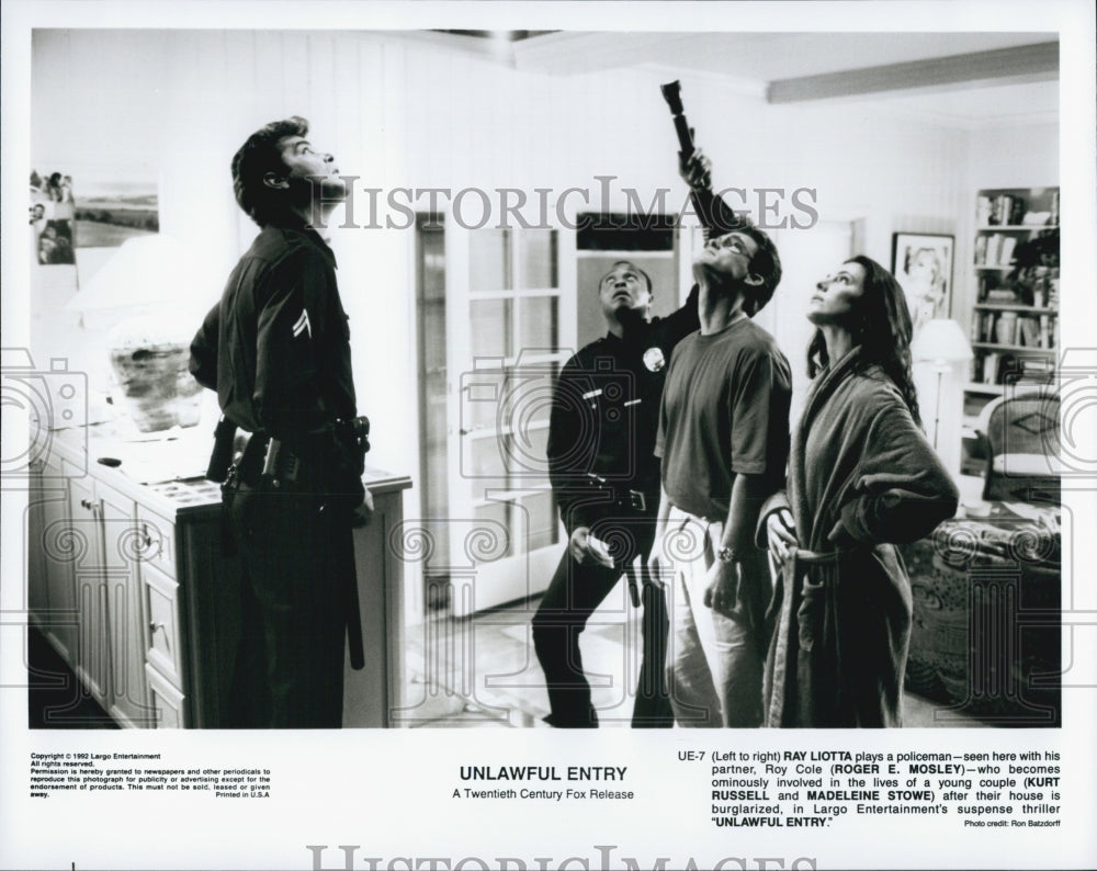 1992 Press Photo  &quot;Unlawful Entry&quot; Roger Mosley, Kurt Russell, Ray Liotta - Historic Images