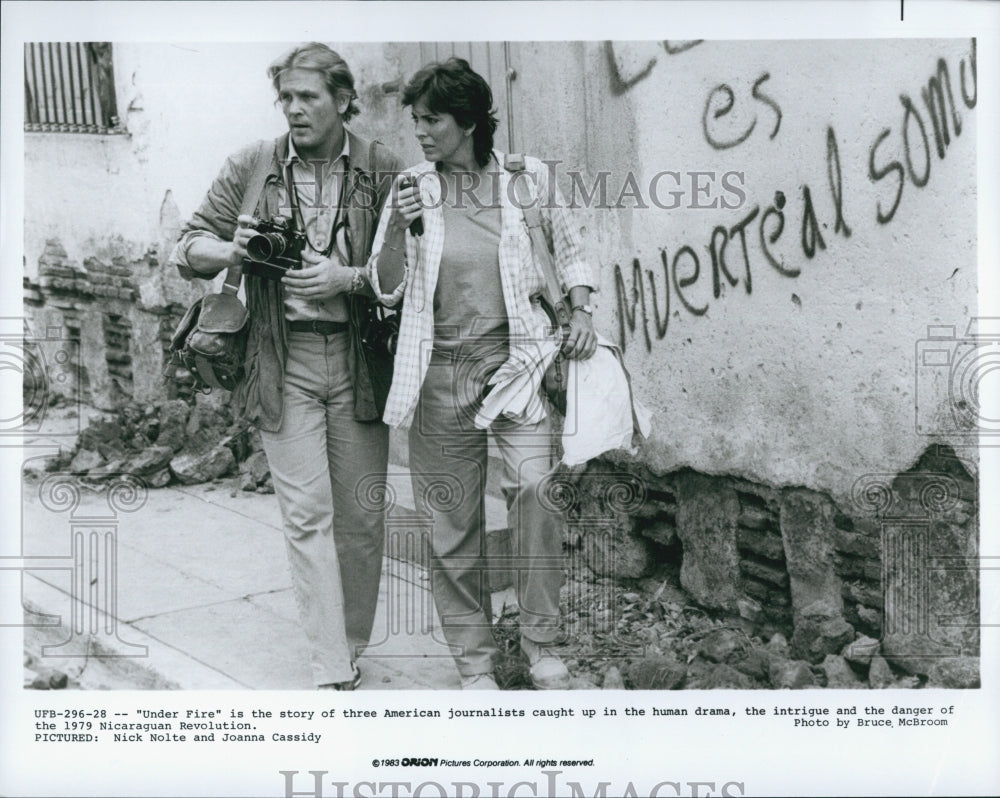 1983 Press Photo Actors Nick Nolte and Joanna Cassidy In Film &quot;Under Fire&quot; - Historic Images