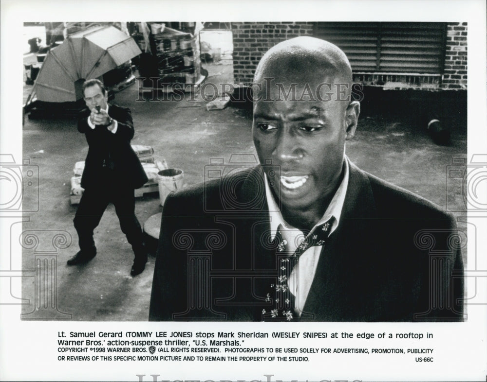 1998 Press Photo  &quot;U.S. Marshals&quot; Tommy Lee Jones, Wesley Snipes - Historic Images