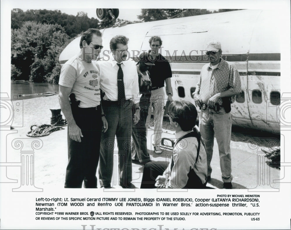 1998 Press Photo  &quot;U.S. Marshals&quot; Tommy Lee Jones, Robert Downey Jr,D Roebuck - Historic Images